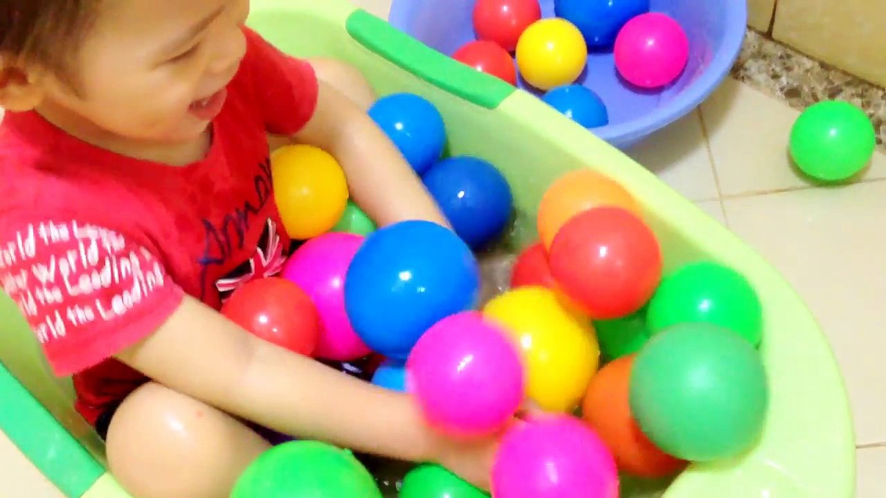 Spider Attack Baby Bath time Balls Pit Kids Bathing Toys Fun Videos for Toddlers Xavi ABCKids