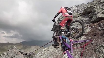 iki dağ arasında ipin üzerinden bisikletle geçmek