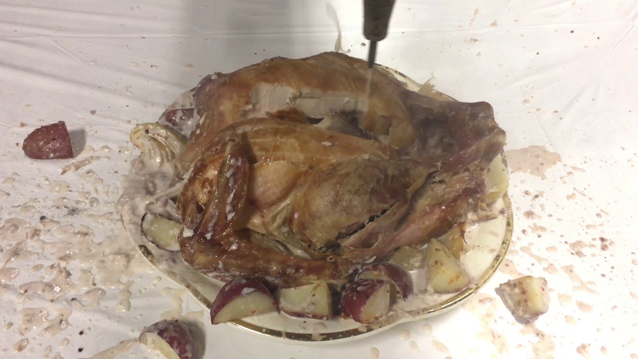 Découper la dinde de Thanksgiving avec un laser d'eau !