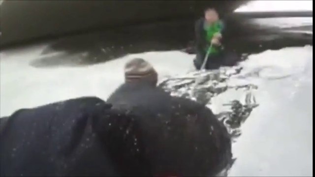 Sauvetage d'un garçon tombé sous la glace d'un fleuve