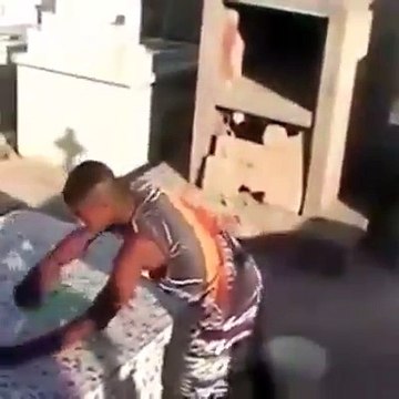 Gag : Ils piègent des laveurs de tombe dans un cimétière. C'est à mourir de rire