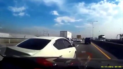 Un automobiliste fait une queue de poisson et provoque un accident spectaculaire