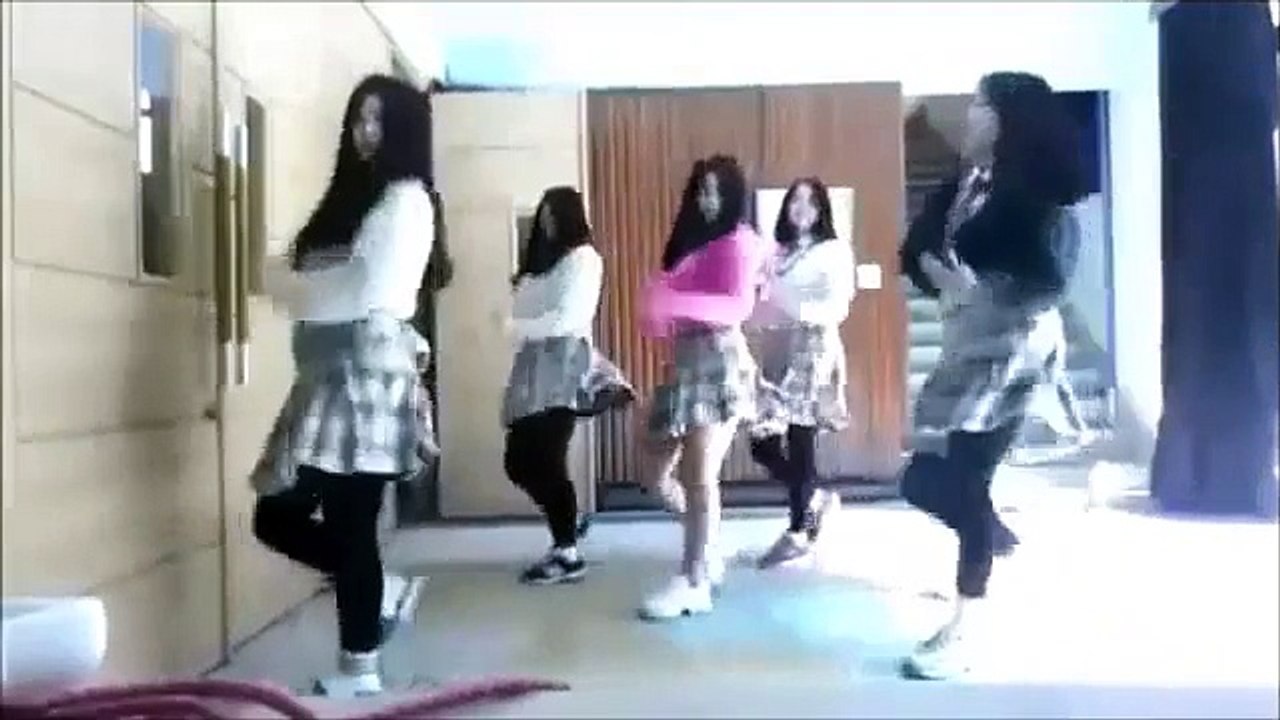 LİSELİ KIZ GRUBUNUN OYNAMASI ÇOK GÜZEL