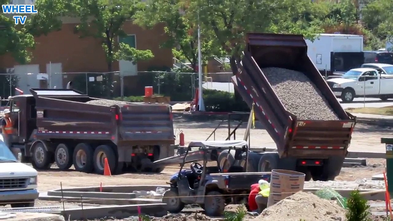 Double dump truck dumping a load of gravel - video Dailymotion