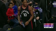 Rudy Gay balance la chaussure de DeMar DeRozan dans le public et touche un fan