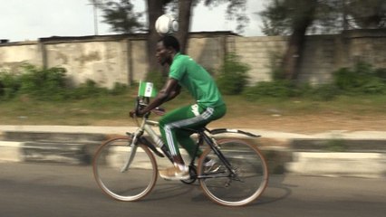 Nigeria : un footballeur fait 103km à vélo un ballon sur la tête