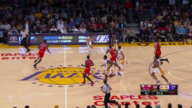 Lou Williams marque un panier au buzzer du milieu du terrain