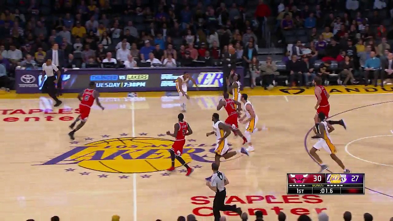 Lou Williams marque un panier au buzzer du milieu du terrain