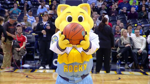 Rocky, la mascotte des Denver Nuggets marque du milieu du terrain à l'envers