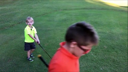 Ce gamin a un Swing d'enfer en golf