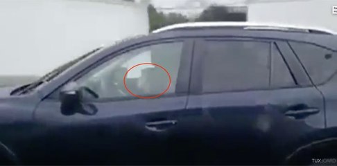 Un enfant apercu au volant d'un SUV