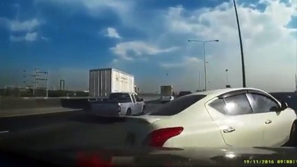 Instant Karma quand un automobiliste force le passage sur une autoroute