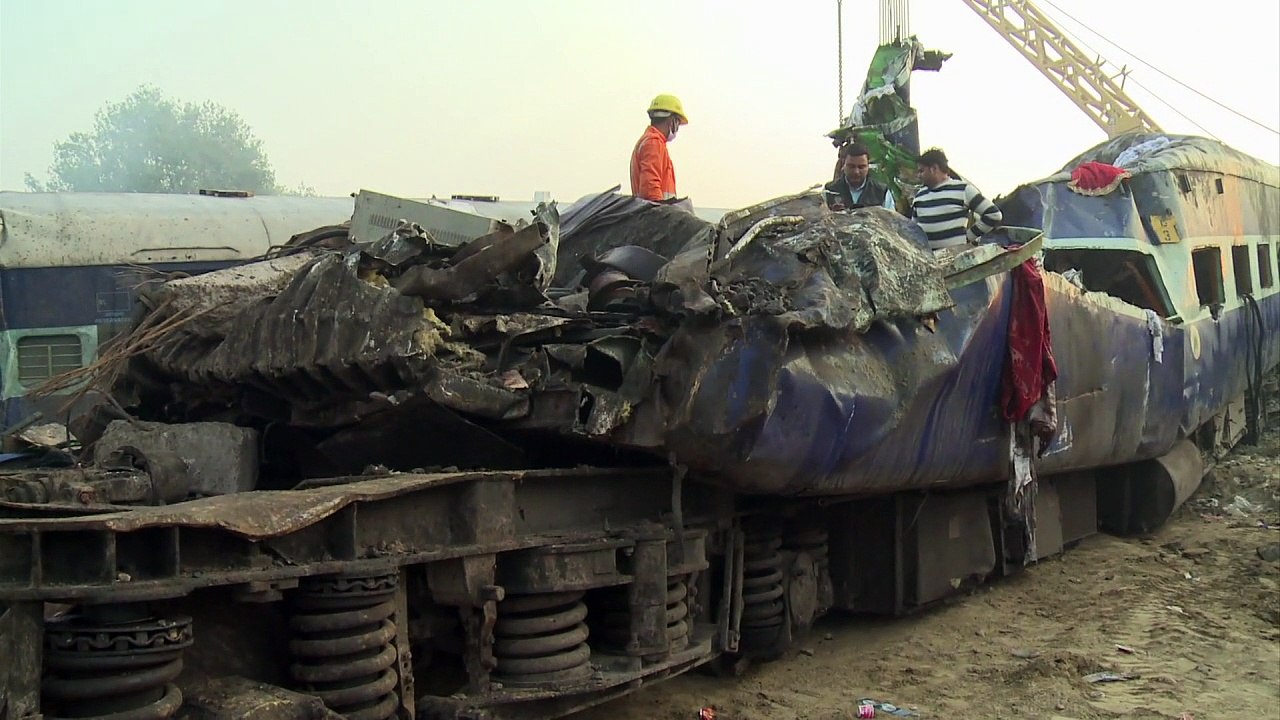 Mais de 140 mortos em acidente de trem na Índia