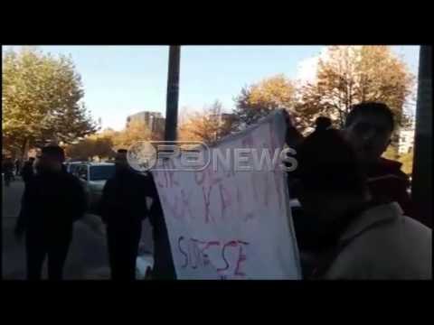 Ora News - Disa të rinj të PD-së qëllojnë me vezë e domate ministrinë e Shëndetësisë