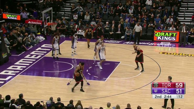 Rudy balance la chaussure de DeMar DeRozan dans la tête d'un spectateur