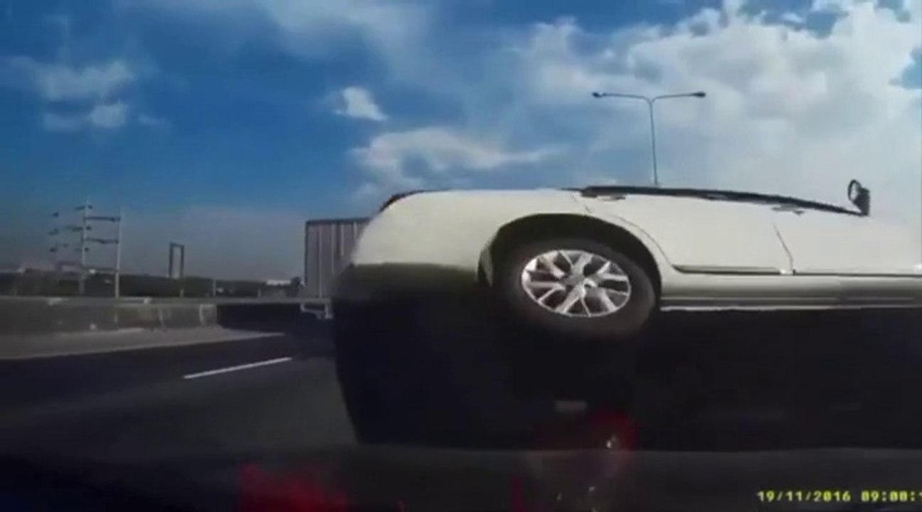 Karma police : quand un chauffard force le passage sur une autoroute et fini en tonneaux