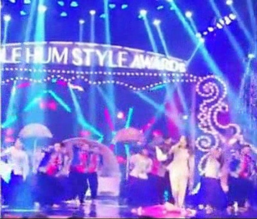 Saba Qamar Ka Lux Style Award Ki Live Dance K Doran Lahnga Gir Gaya Phr Kiya Howa