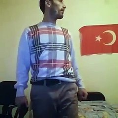 Evin içinde silahla oynayıp annesinden azar işiten cengaver