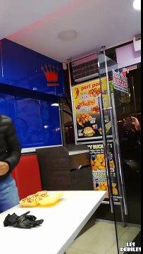 Deux nanas bourrées cherchent la bagarre dans une sandwicherie