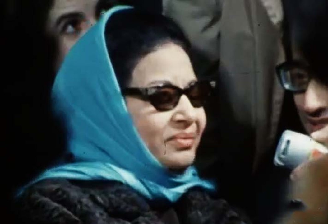 بعد 49 سنه فيديو لكوكب الشرق أم كلثوم في باريس بالألوان الطبيعية