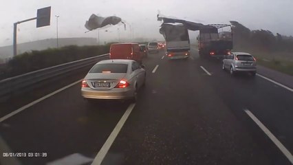 Une Tornade de Force 4 traverse l'autoroute en Italie
