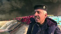 رجال الإطفاء العراقيون يكافحون لإخماد آبار نفط أشعلها الجهاديون