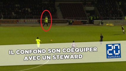 Football: Un joueur confond son coéquipier avec un steward