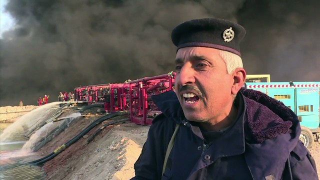 Iraquíes luchan contra incendios provocados en pozos petroleros