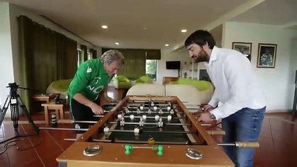 Jorge Jesus joga matraquilhos enquanto fala espanhol