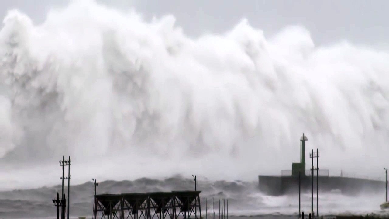 Scène surréaliste : D'énormes vagues s'abattent sur un phare