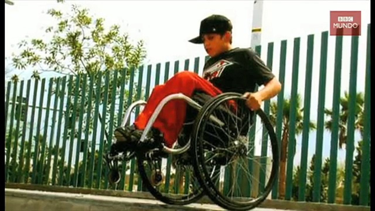 Mira las acrobacias mortales en silla de ruedas