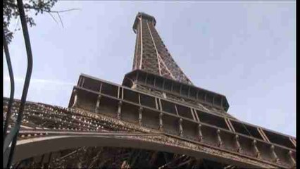 Un trozo de la escalera original de la torre Eiffel alcanza los 523.800 euros