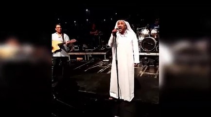 الشاب خالد يغني "c’est la vie" مرتديا الزي الخليجي في البحرين