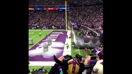 Un cameraman se fait percuter par une équipe de football américain