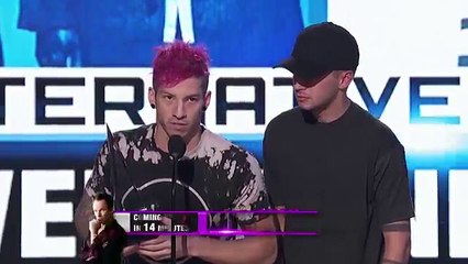 Twenty One Pilots accepting their Award at the 2016 Amas