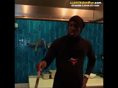 Boş Zamanlarında Ocakbaşında Çalışan Sow ve Demba Ba