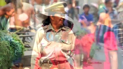 Lo Que Callamos Las Mujeres - Oigo voces