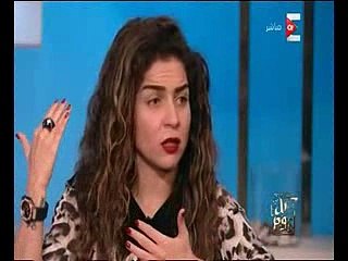 بالفيديو.. مى عز الدين: أضع "لينسز" دائما وهذا هو لون عينى الحقيقى