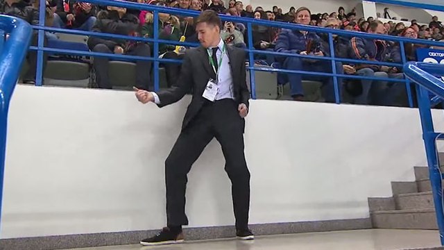 Un agent de sécurité enflamme un stade en dansant sur Michael Jackson