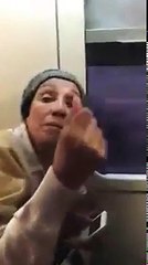 Vrouw verliest duur geneesmiddel, Marokkanen betalen het haar terug (video)