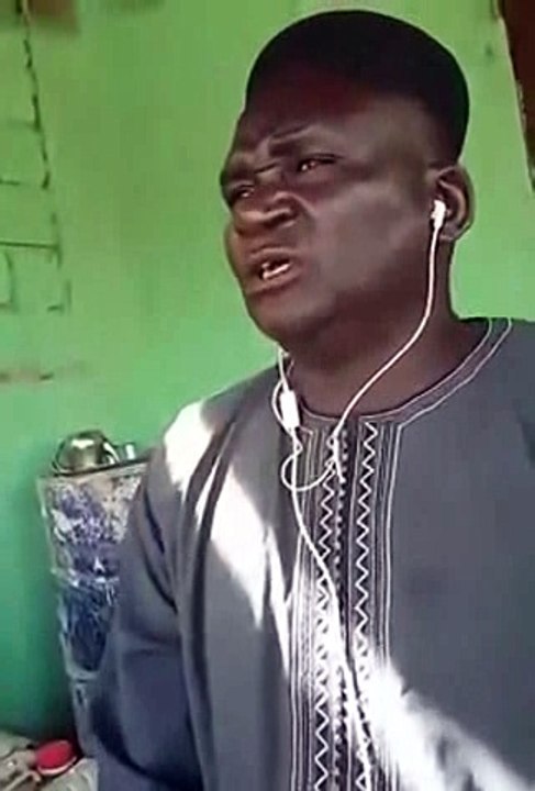 Makk bou rew, l'air sérieux donne des leçons de sexe, incroyable sérénité dans ses paroles, lol !