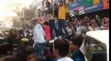 Kejriwal welcomed with Modi Modi slogans at Laxmi Nagar Bank after Note Ban.