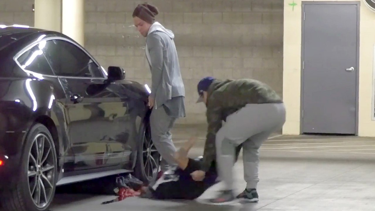 Un homme va se faire couper en deux après être passé sous une voiture