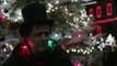 Frankenstein accueilli par les gens dans la pub d'Apple pour Noël