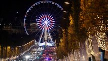 A Parigi si respira già aria di Natale: si illuminano gli Champs Elysees