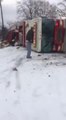 Accident d'un camion de pompier sous la neige.. Glissade !