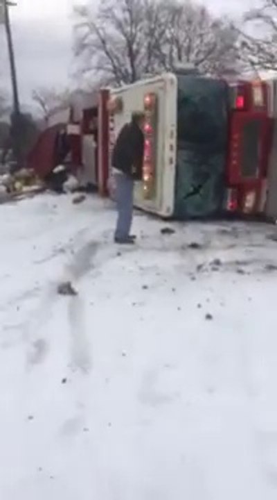 Accident d'un camion de pompier sous la neige.. Glissade !