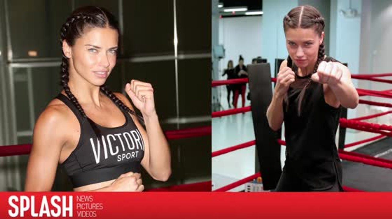 Adriana lima trainiert und posiert in boxring