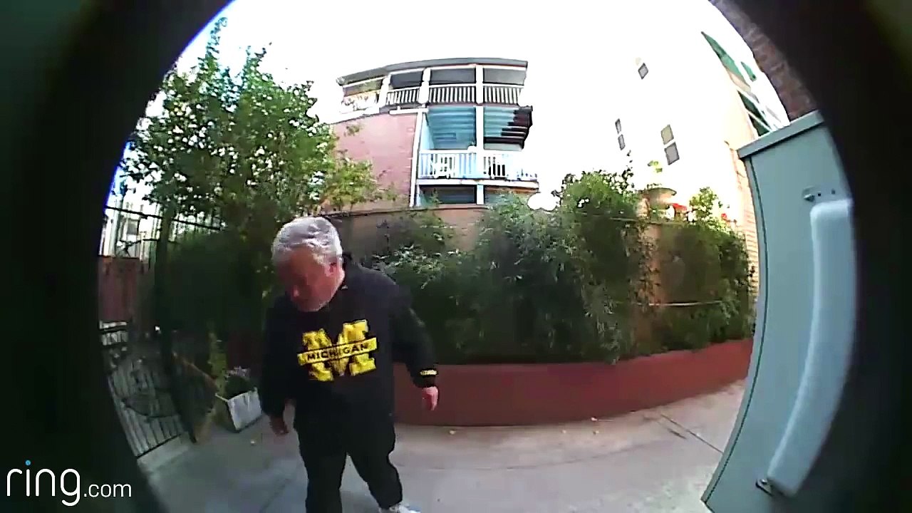 Pris en flag en train de faire caca devant la porte d'un habitant de Boston