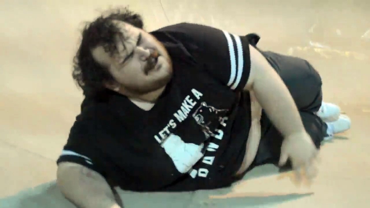 Il saute à pied joint pour casser un skate et s'éclate les burnes au passage... Taré